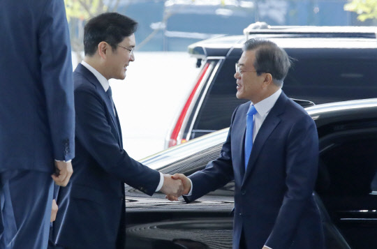 삼성 이재용 부회장 만난 문 대통령  사진 = 연합